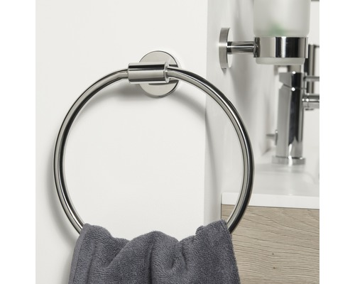 Porte-serviettes rond en métal avec serviette dans la salle de bain