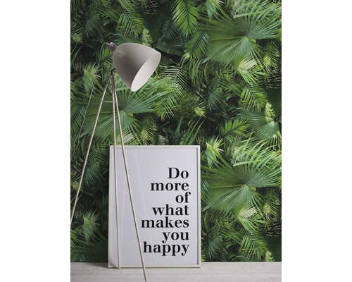 Scène avec lampadaire, affiche de motivation encadrée et papier peint à feuilles de palmier