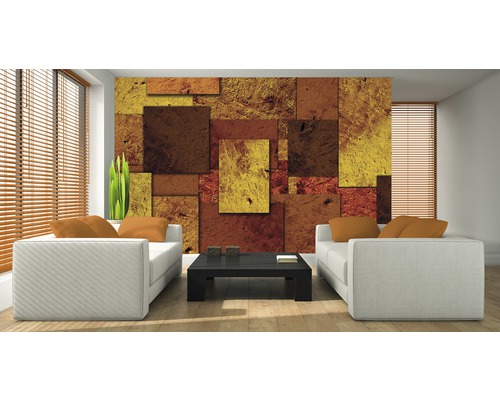 Wohnzimmer mit geometrischer Steinoptik Tapete, weißen Sofas und Jalousien