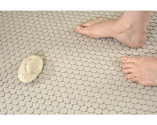 Mosaikfliesen auf dem Boden mit Bimsstein und Füßen