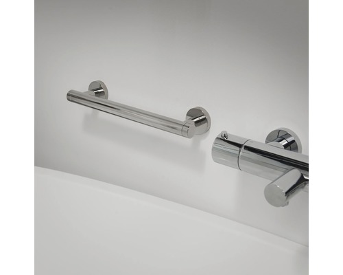 Barre d''appui et robinetterie dans la salle de bain