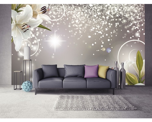 Salon avec canapé, tapis, décoration et papier peint photo avec motif floral