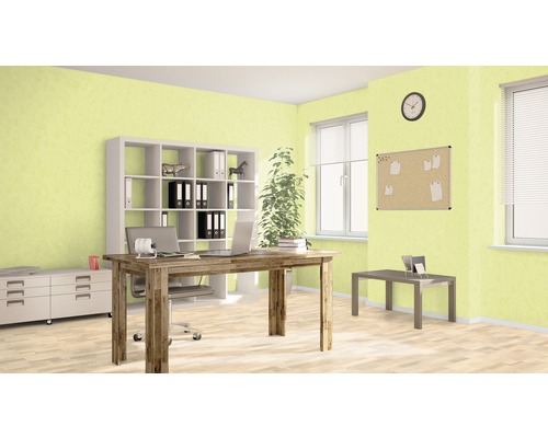 Büro mit Schreibtisch, Regal und Pinnwand