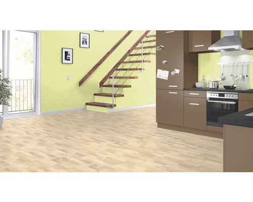Küchenszene mit Treppe, Holzboden und Küchenschränken