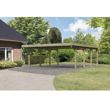 Holzcarport im Gartenbereich