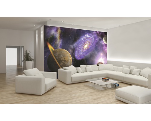 Wohnzimmer mit Fototapete Weltraum-Motiv, Sofa und Sessel