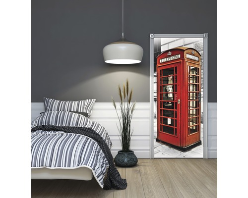 Chambre à coucher avec lit et poster de porte avec un motif de cabine téléphonique