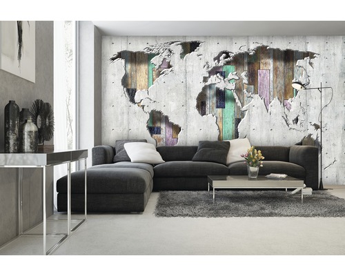 Wohnzimmer mit grauer Couch und Weltkarte als Wanddekoration