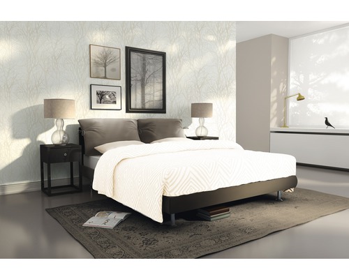 Chambre à coucher avec lit, table de chevet et papier peint décoratif