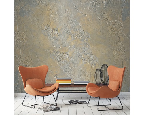 Salon avec deux fauteuils, table basse et décoration murale