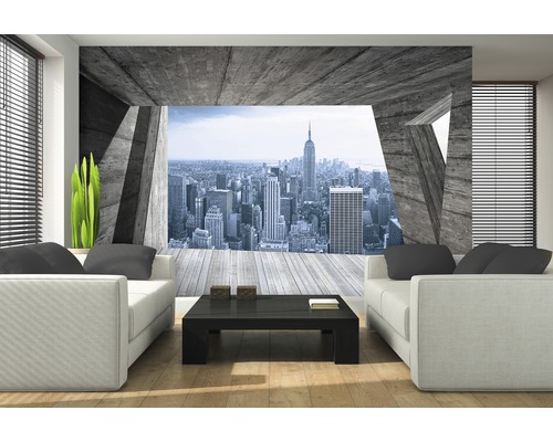 Wohnzimmer mit Betonwandbild und Blick auf die Skyline von New York