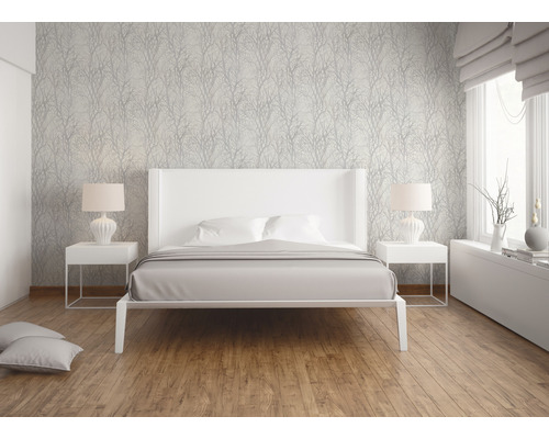 Chambre moderne avec lit blanc, tables de chevet et papier peint à motifs.