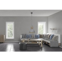 Wohnzimmer mit Palettensofa, Holztisch, Hängelampe und Fenstern