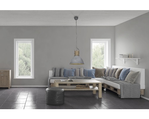 Wohnzimmer mit Palettensofa, Holztisch, Hängelampe und Fenstern