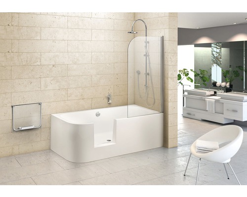 Baignoire accessible avec paroi de douche dans une salle de bain lumineuse