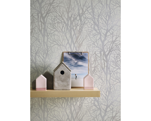 Papier peint avec motif d''arbre dans un intérieur avec étagère et décoration