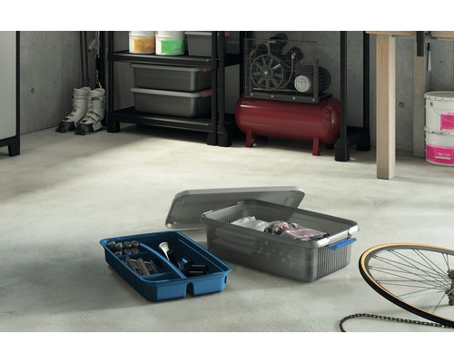 Szene mit Regalen, Werkstattkompressor, Farbeimern, Ski-Schuhen, Fahrrad und zwei Aufbewahrungsboxen