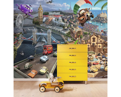 Papier peint photo avec motif Cars, commode jaune et voiture jouet dans la pièce.