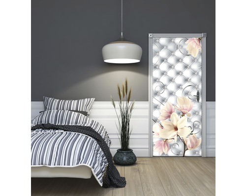 Chambre à coucher avec film de porte présentant un motif matelassé et des fleurs de magnolia