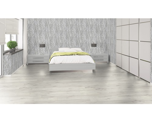 Helles Schlafzimmer mit Bett, Nachttischen, Tapete mit Baummuster und Kleiderschrank