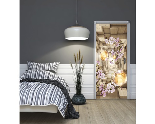 Chambre avec lit, lampe et affiche de porte au motif floral