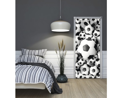 Chambre avec lit et poster de porte sur le thème du football