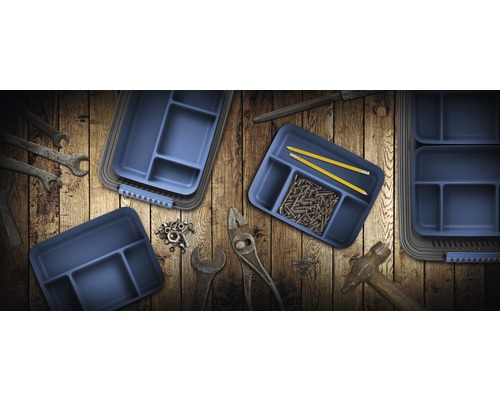 Boîte à outils avec outils et vis sur fond en bois