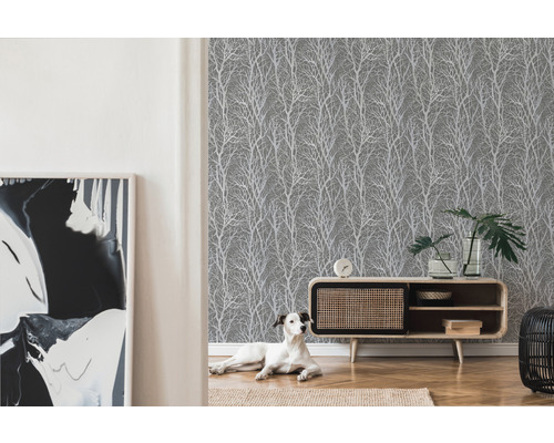 Wohnraum mit grauer Tapete mit Baumdesign, Kommode und Hund