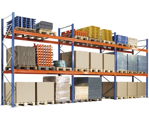 Étagère de stockage avec marchandises sur palettes