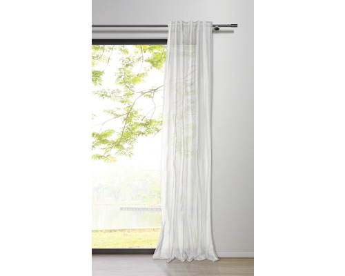 Vorhang vor Fenster mit Ausblick in die Natur