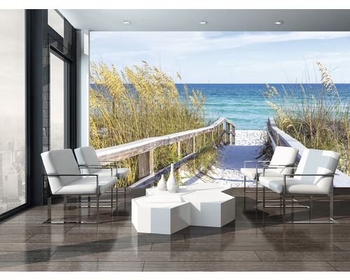 Wohnraum mit Fototapete, die einen Strandweg zum Meer zeigt