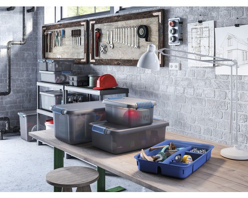 Atelier avec boîtes à outils, outils et espace de travail pour les projets de bricolage