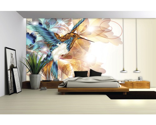 Chambre avec papier peint photo représentant un colibri et un motif floral.