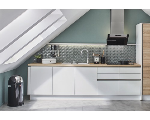 Cuisine dans un grenier avec des armoires blanches et des plans de travail en bois