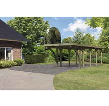Holzcarport im Gartenbereich vor einem Haus