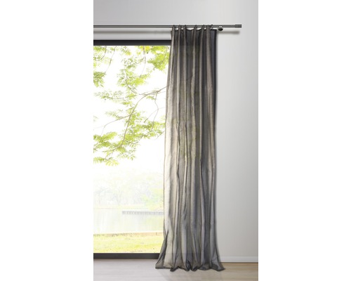 Vorhang vor Fenster mit Blick ins Grüne