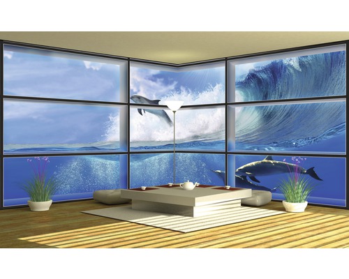 Pièce lumineuse avec baie vitrée et vue sur la mer avec des dauphins, table et plantes