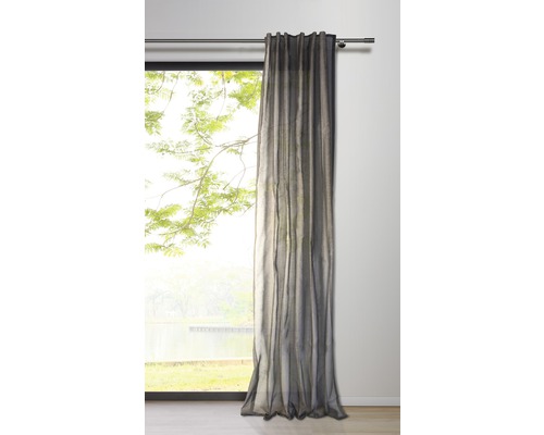 Gardine vor Fenster mit Blick auf Garten und See