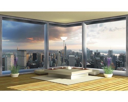 Helles Zimmer mit großem Fenster und Blick auf eine Stadt