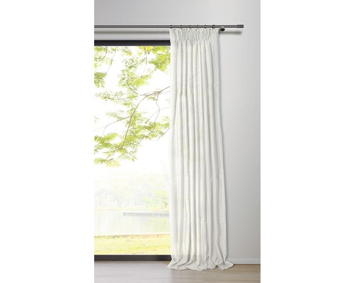 Gardine mit Kräuselband vor einem Fenster mit Blick auf einen See