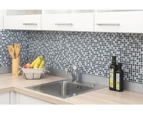 Scène de cuisine avec évier, carreaux de mosaïque et ustensiles de cuisine