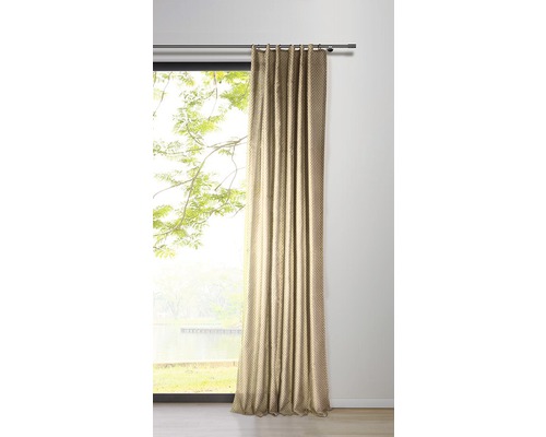 Rideau devant une fenêtre avec vue sur la nature.