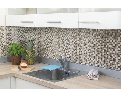 Évier de cuisine avec dosseret en mosaïque et fruits