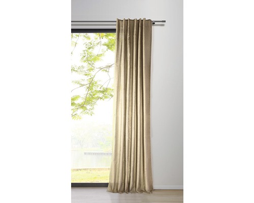 Rideau décoratif à côté d''une fenêtre donnant sur la nature.