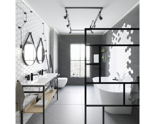 Modernes Badezimmer mit Waschbecken, Badewanne und hexagonförmigen Fliesen