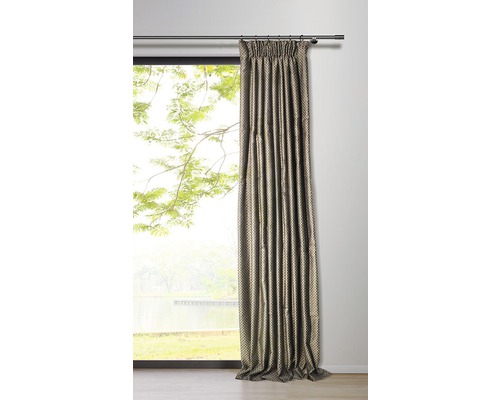 Vorhang mit Muster am Fenster