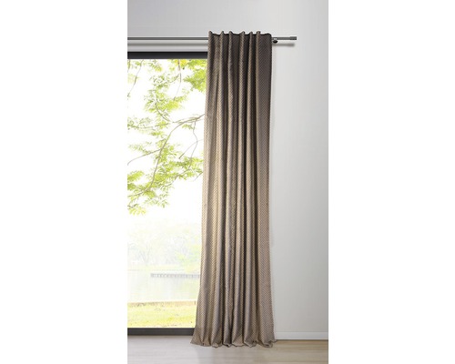 Gardine vor einem Fenster mit Blick auf die Natur