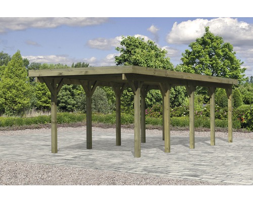 Abri de voiture en bois dans le jardin