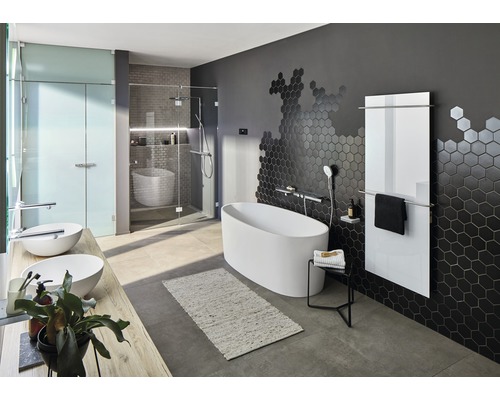 Salle de bains avec baignoire îlot, douche, lavabo et radiateur