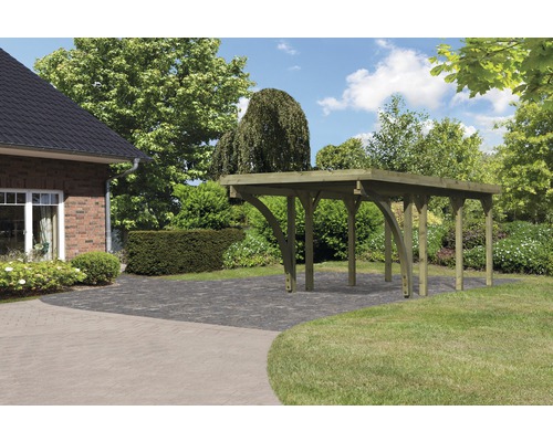 Abri de voiture en bois dans le jardin à côté d''une maison.